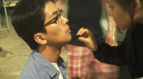 윤희석, 키 작은 스태프 위해 매너 무릎 ‘폭풍매너’