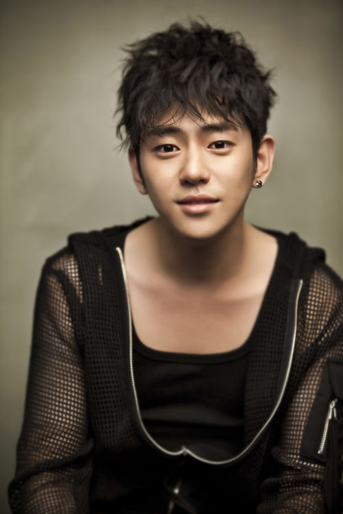 안용준 과거 프로필 사진 전 소속사 크리메이트미디어 피해 주장 보도