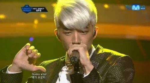 ‘솔로 데뷔’ 우영, 짐승돌 벗고 섹시 카리스마 장착