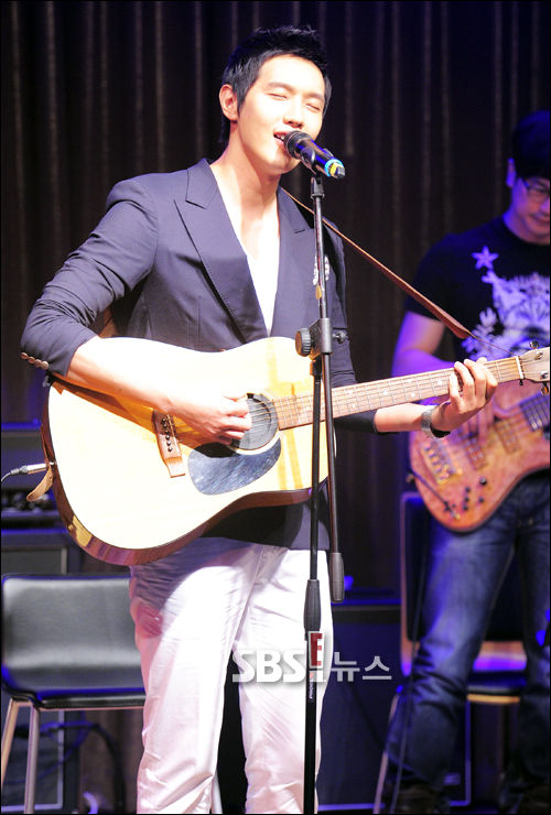 [포토]지현우, 음악에 취해∼