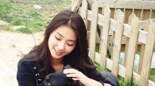 보라, '청불2' 강아지 끌어안고 화보 한장면...'청순'