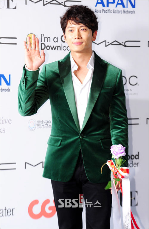 [E!포토]지성, 꽃보다 멋진 남자
