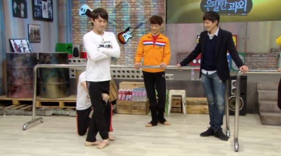 ‘신화방송’ 신화, 허벅지 힘 대결..‘누가 가장 셀까’