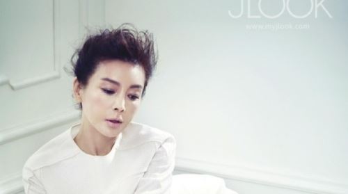 황신혜, 링거 투혼 패션 화보..'프로 기품'