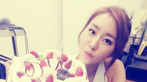 유이, 생일 케이크 들고 '깜찍 인증샷'