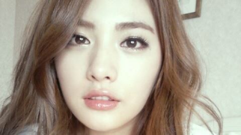 나나 셀카, 흰 티셔츠 하나로도 빛이 나는 그녀 "여신님&sim;"