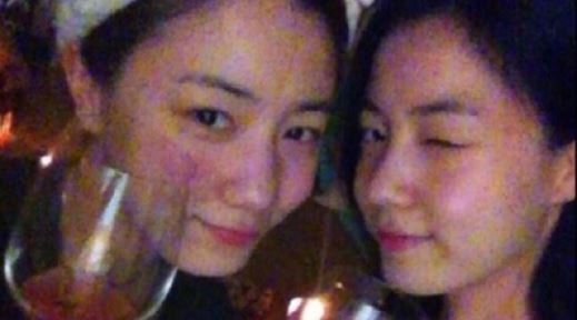 화영 효영 성년의 날 인증샷 "와인 한잔! 볼 빨개진 거봐"