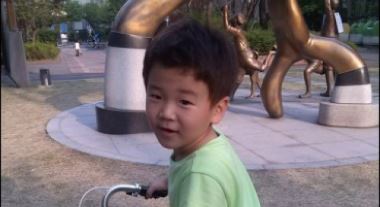 윤후 최근 사진 공개 "통통이는 어디가고 날씬이가!" 볼살 실종 포착