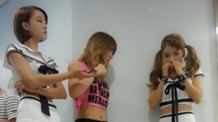 리지 나쁜 언니 포스 "나누며 살자" 짝다리는 나쁜 언니의 필수 조건