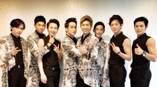 제국의아이들, 기부팔찌 팬들에게 선물 '외모도 마음도 훈훈'