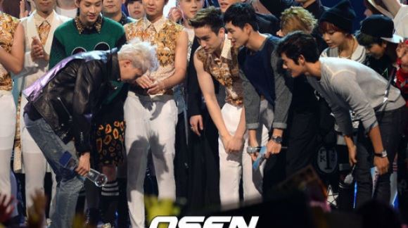 지드래곤 90도 인사 '모두에게 폴더인사' 깍듯하네&hellip;