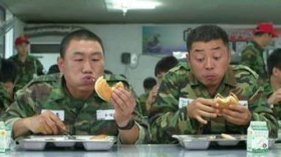 '푸른거탑 제로' 군대리아, 알고 보면 찡한 비밀이..
