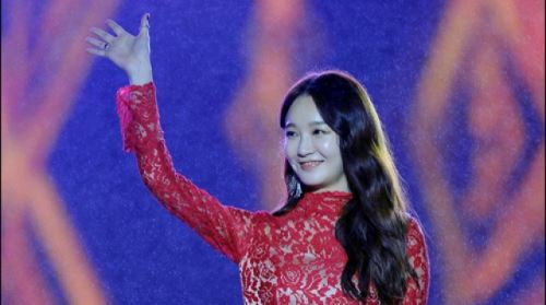 강민경 레드카펫 "여신이 나타났다" 고혹적인 아름다움 '물씬'