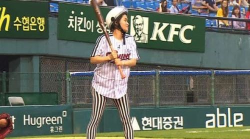 김신영, 파격 시구 패션..'클라라+크레용팝=클라용팝?'