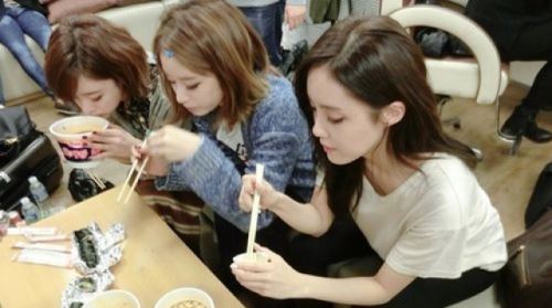 티아라, 일상사진 공개..대기실서 라면 먹방 '소탈'