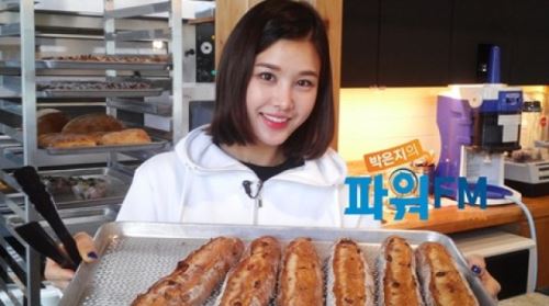 박은지, 빵 굽고 포장하고..'미모의 빵집 아가씨' 변신