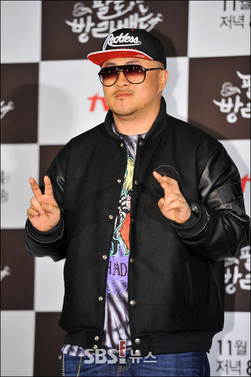 [E!포토]데프콘, '시골분들과 친근한 이야기 나눠요'