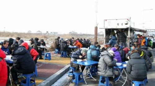 정일우, 새해 첫 날 스태프들에 떡국 쐈다