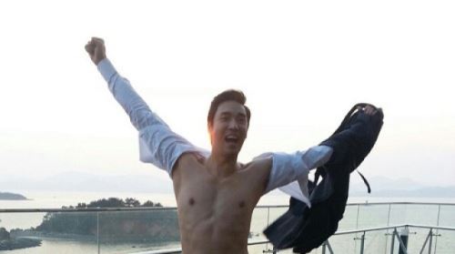 두여자의방 강지섭, ‘시청률 공약 지켰다’ 복근 공개