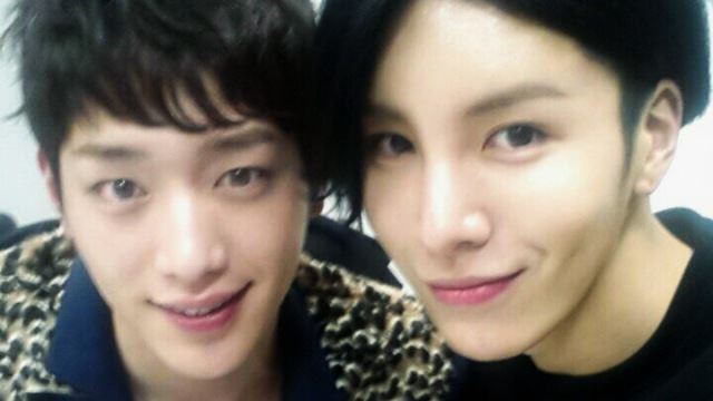 &ldquo;셀카에서 꽃향기가 나요&rdquo; 서강준-노민우, 만찢남 미모