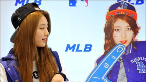 [E포토]수지, '고양이 수염 너무 귀엽죠?'