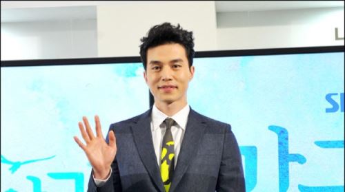 이동욱 &ldquo;3D드라마, 나보다 잘하는 배우 없을 것&rdquo;
