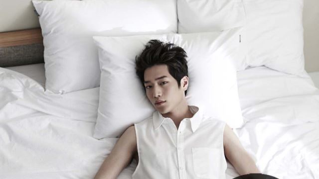 서강준, 누나들 마음 흔들 침대 화보 공개