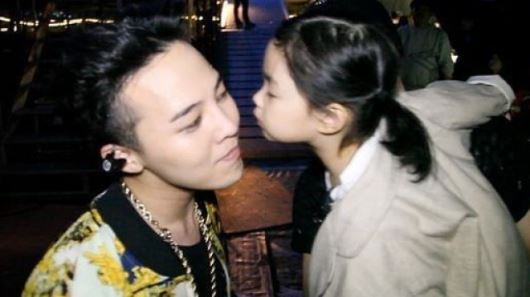 ‘슈퍼맨’ 하루, 지드래곤과 볼 뽀뽀 성공&hellip;'부끄러워'