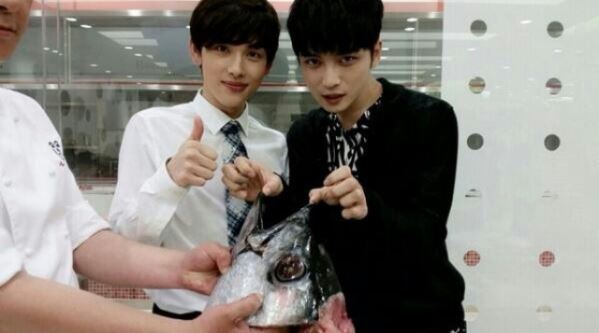 김재중 팬들, 통돼지 뷔페에 점퍼 180벌 선물 ‘역대급 조공’