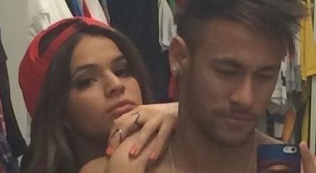 네이마르, 완벽한 2골 기념&hellip; 여자친구와 화끈한 '셀카'