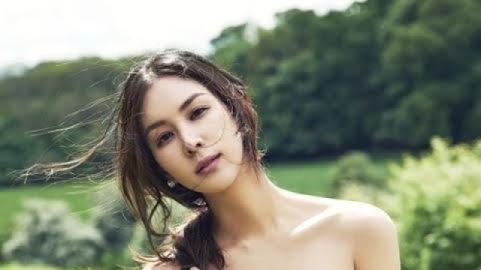 고소영 화보 '환상적인 몸매' 드러내며 고혹적인 분위기 뽐내