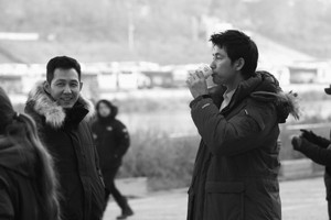 이정재 '의리'로 정우성 촬영장 방문&hellip;'막 찍어도 화보'