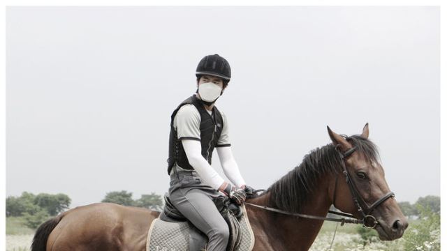 이진욱, ‘삼총사’ 앞두고 승마연습 현장 포착