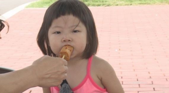 ‘아빠 어디가’ 정웅인 막내딸 다윤, 폭풍 먹방 과시