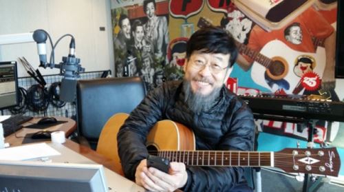 '비밀의문' 김창완, 영의정 수염 달고 라디오 진행