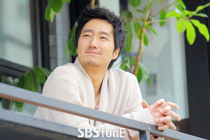 [인터뷰] 배우 박해일의 시계는 거꾸로 흐른다