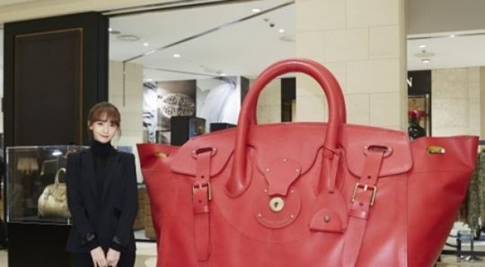 윤아, 대형 가방옆에서 인증샷 '작은 얼굴과 완벽한 비율' 놀라워