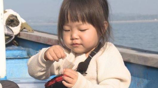 ‘아빠 어디가’ 정웅인 딸 다윤, 산낙지 도전&hellip;먹방계 샛별 인증