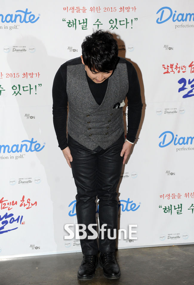 [E포토]포토월 배꼽인사하는 이승철