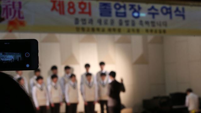 단원고 눈물의 졸업식, 졸업생들의 두 뺨 위로...'뜨거운 눈물'