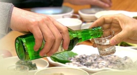 청소년 음주, 대학생 10명 중 6명 "청소년때 첫잔"