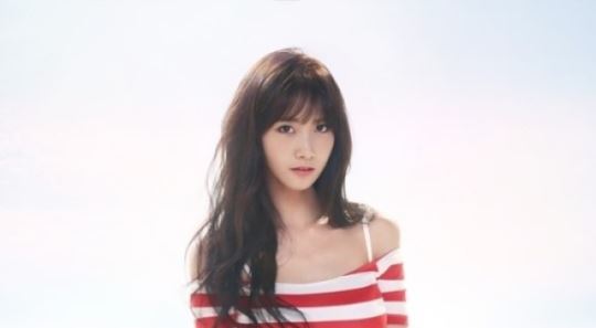 윤아, 90년대 복고풍 바캉스룩 '완벽 소화'&hellip;섹시한 매력까지