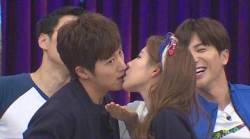 신수지-이완, 닿을락 말락 과자 게임&hellip;'끝없는 애정 표현'