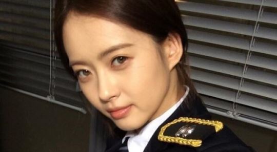 고아라, 제복 차림에도 남다른 미모&hellip;'인형이야 사람이야?'