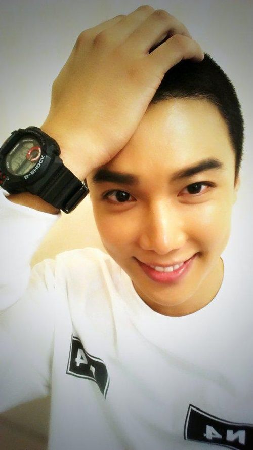 박정민 입소, 짧게 자른 머리 쓸어 올리며 미소 '눈길'