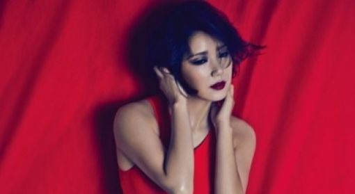유호정, 화보서 반전 매력 과시&hellip;'매혹적인 눈빛' 파격 변신