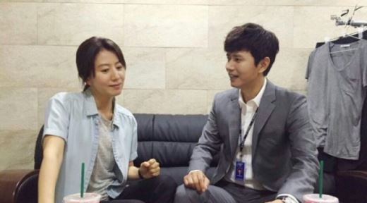 김희애, '미세스캅' 촬영장서 김민종과 하트 발사&hellip;'의남매' 등극할 기세