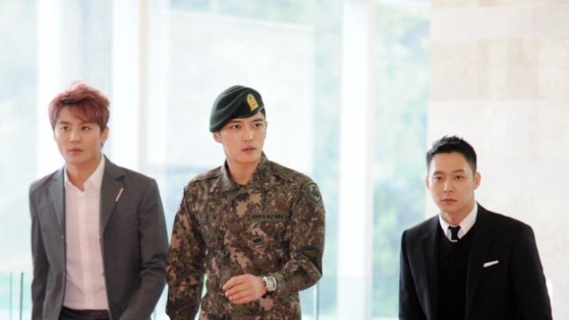 [E포토]팬들 설레게 하는 JYJ 완전체 입장