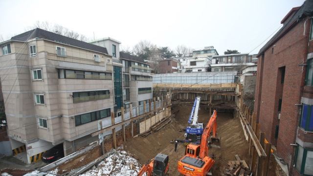 녹번동 사고, 38명 대피&hellip;주택 8채 담벼락 균열, 집 기울어질 정도