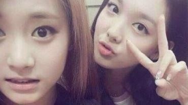 쯔위, 나연과 장난스러운 표정&hellip;'하트 뽕뽕'